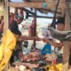 Pedagang daging di Pasar Pagi Sungai Pinyuh, Kabupaten Mempawah, melayani pelanggan H-1 Iduladha 2026.