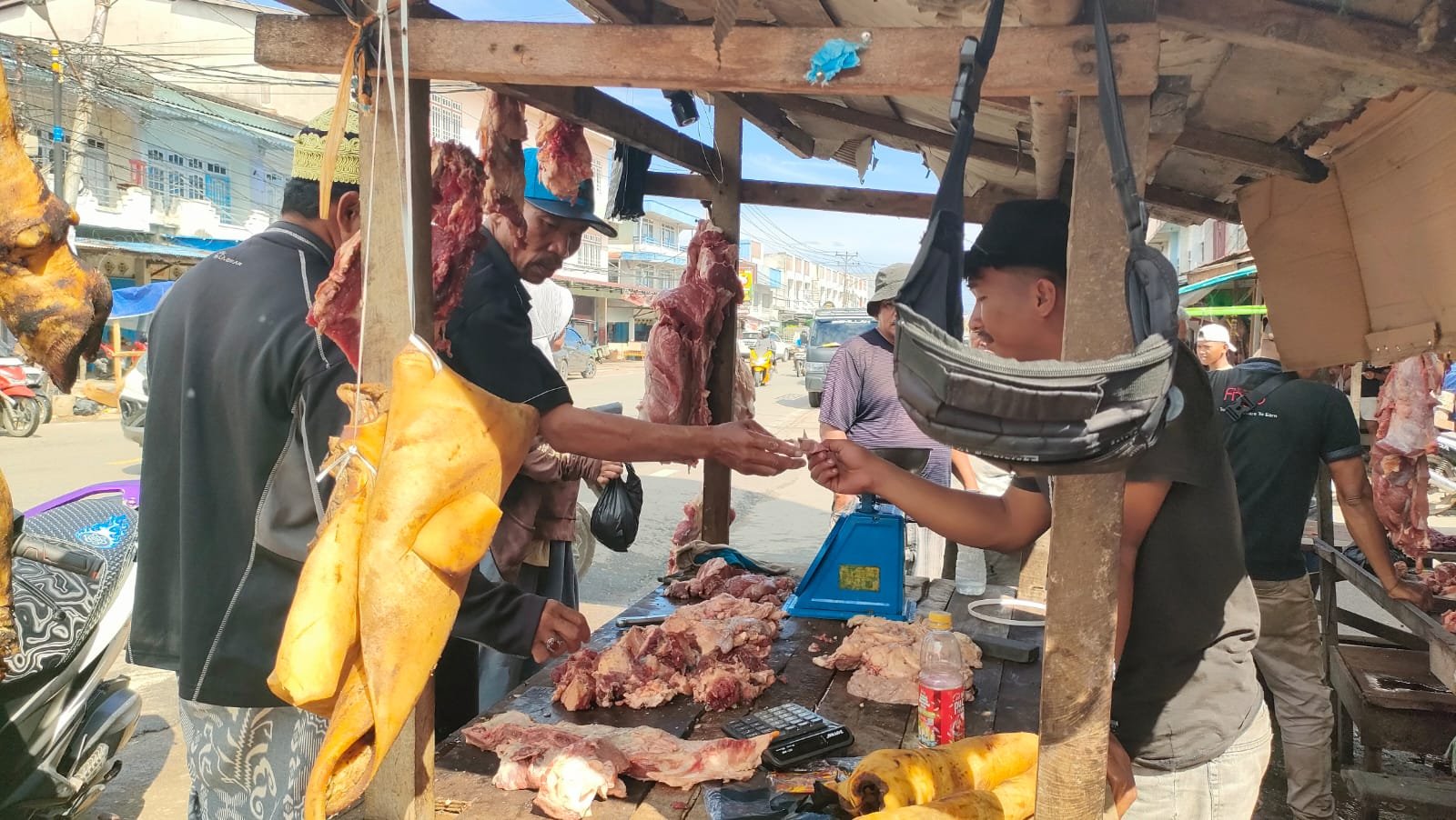 Pedagang daging di Pasar Pagi Sungai Pinyuh, Kabupaten Mempawah, melayani pelanggan H-1 Iduladha 2026.
