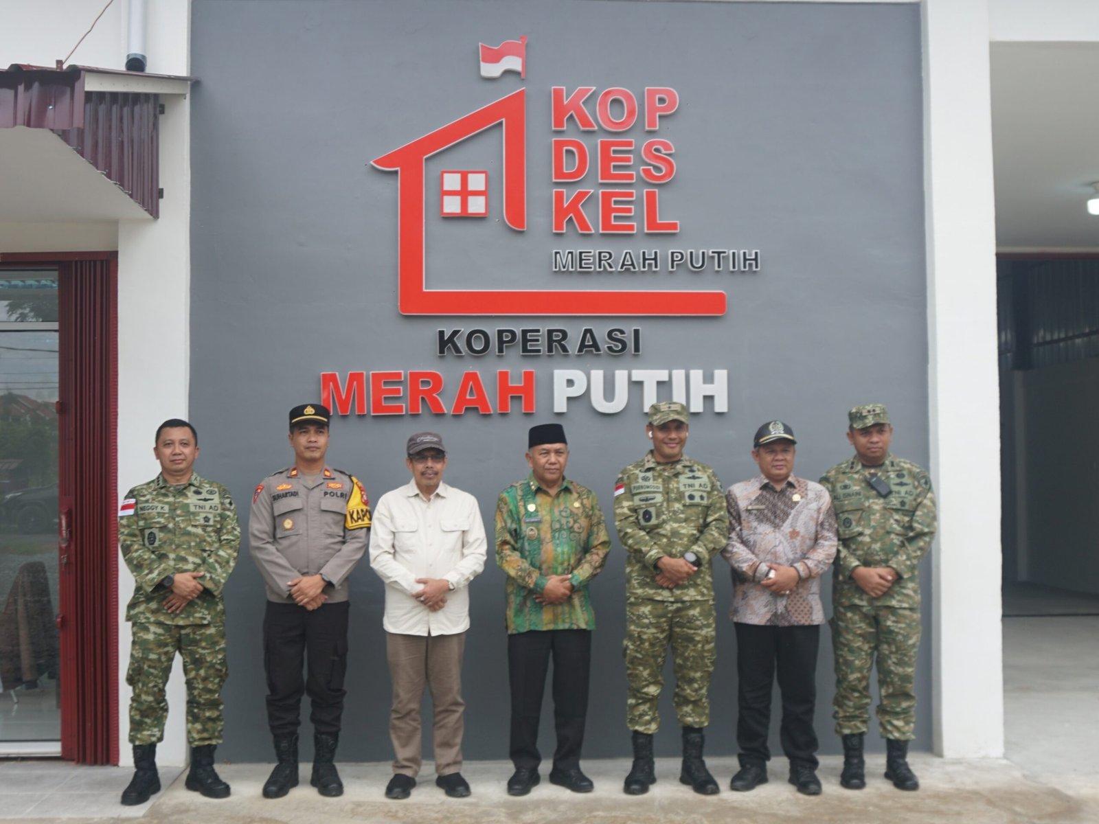 Momen peresmian Koperasi Desa Merah Putih di Kelurahan Terusan, Kecamatan Mempawah Hilir, Kabupaten Mempawah.