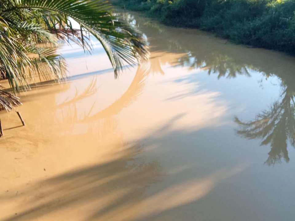 KERUH, air sungai di sepanjang Tebas Sungai sampai Tebas Kuala keruh seperti susu. Diduga ini akibat dampak tambang ilegal.