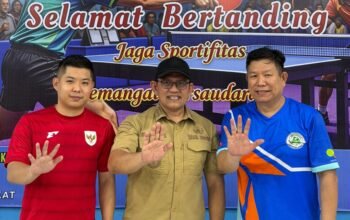Momen Wakil Bupati Sambas, Heroaldi Djuhardi Alwi foto bersama Ketua PTMSI Kabupaten Sambas, Sudarwin, dan Anggota DPRD Kabupaten Sambas, Hendro Sudomo dalam penutupan event se Kalbar di Pemangkat.