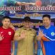 Momen Wakil Bupati Sambas, Heroaldi Djuhardi Alwi foto bersama Ketua PTMSI Kabupaten Sambas, Sudarwin, dan Anggota DPRD Kabupaten Sambas, Hendro Sudomo dalam penutupan event se Kalbar di Pemangkat.