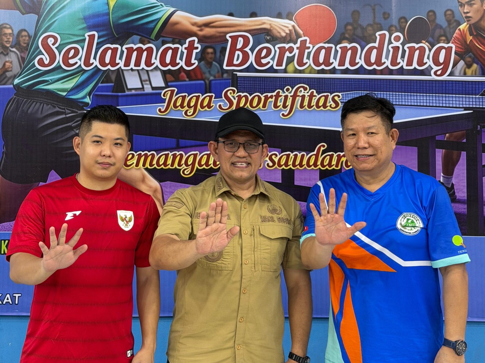 Momen Wakil Bupati Sambas, Heroaldi Djuhardi Alwi foto bersama Ketua PTMSI Kabupaten Sambas, Sudarwin, dan Anggota DPRD Kabupaten Sambas, Hendro Sudomo dalam penutupan event se Kalbar di Pemangkat.