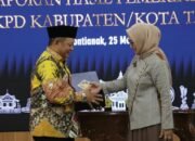 Ketua DPRD Kabupaten Mempawah, Safruddin Asra menerima LHP dari Ketua BPK RI Kalbar.