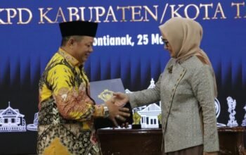 Ketua DPRD Kabupaten Mempawah, Safruddin Asra menerima LHP dari Ketua BPK RI Kalbar.