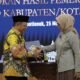Ketua DPRD Kabupaten Mempawah, Safruddin Asra menerima LHP dari Ketua BPK RI Kalbar.