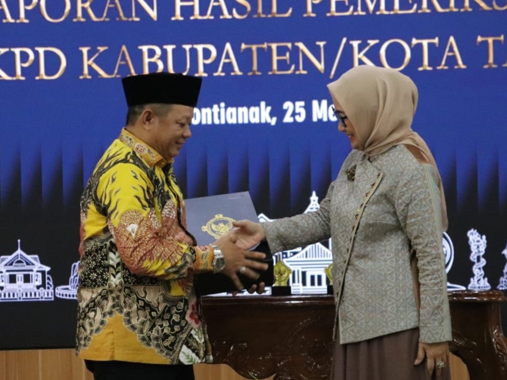 Ketua DPRD Kabupaten Mempawah, Safruddin Asra menerima LHP dari Ketua BPK RI Kalbar.