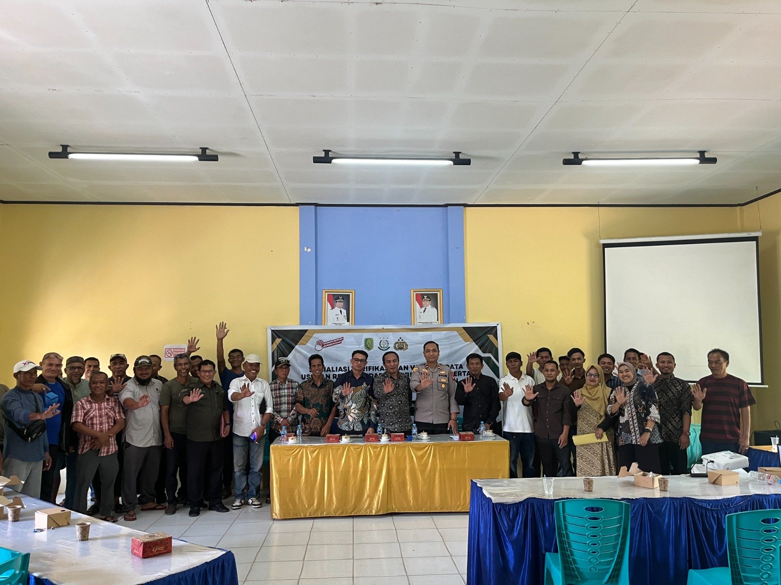 Dinas Perikanan, Peternakan dan Kesehatan Hewan (DPPKH) Kabupaten Sambas menggelar Sosialisasi Verifikasi dan Validasi Data Usulan Rekomendasi BBM Bersubsidi serta Penyuluhan Hukum kepada nelayan di Kecamatan Selakau.