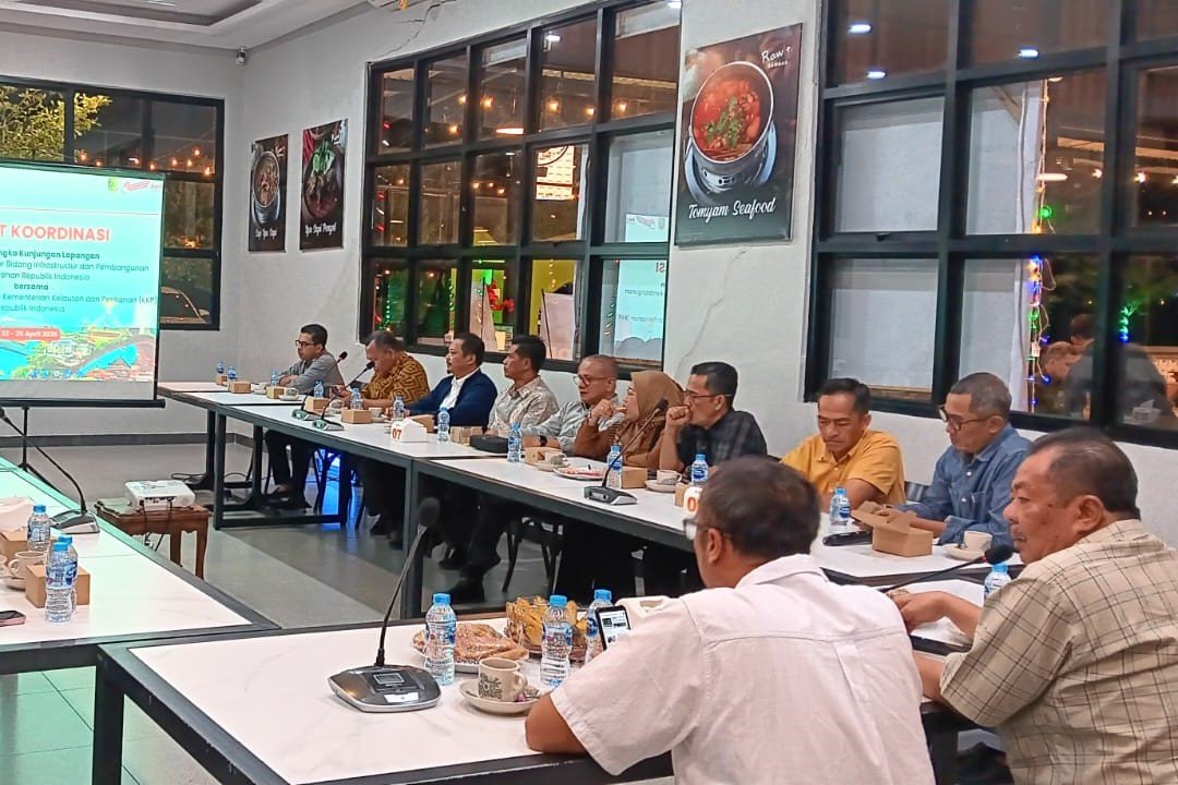 Rapat koordinasi bersama Plt. Asisten Deputi Percepatan Pembangunan Kawasan Kepulauan, Pesisir, dan Daerah Terdepan, Terluar, dan Tertinggal di Resto Kampung Rawit, Jumat 24 April 2026.