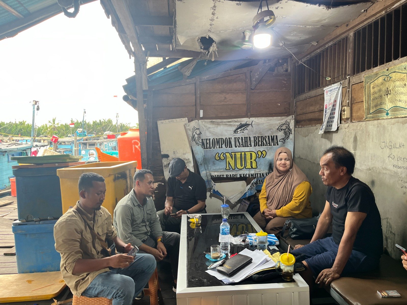 Petugas DPPKH Sambas Lakukan Validasi Lapangan Data Kapal Nelayan Penerima BBM Subsidi
