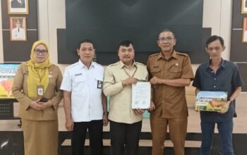 Penandatanganan BA pembayaran sapi kurban bantuan Presiden untuk Kabupaten Sambas di Pemprov Kalbar.