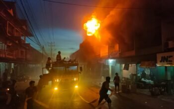 Kebakaran Hebat Hanguskan Sejumlah Ruko di Pasar Pagi Sungai Pinyuh