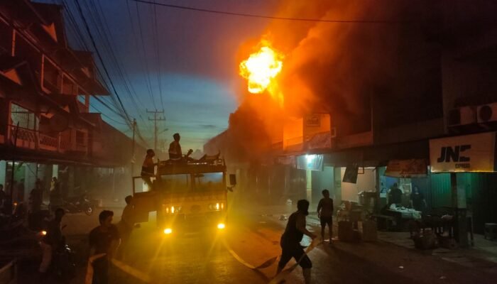 Kebakaran Hebat Hanguskan Sejumlah Ruko di Pasar Pagi Sungai Pinyuh