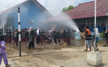 Lulus 100 Persen, SDN 01 Sungai Pinyuh Lepas 57 Peserta Didik dengan Tradisi Basah-basahan