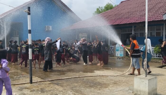 Lulus 100 Persen, SDN 01 Sungai Pinyuh Lepas 57 Peserta Didik dengan Tradisi Basah-basahan