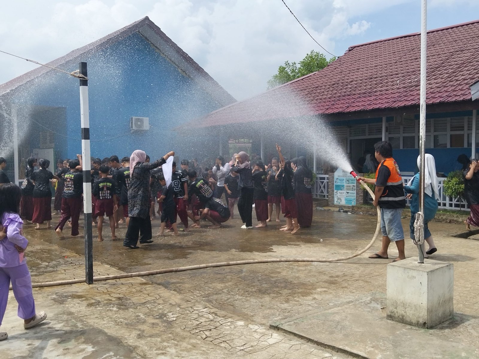 Momen pengumuman kelulusan di SDN 01 Sungai Pinyuh.