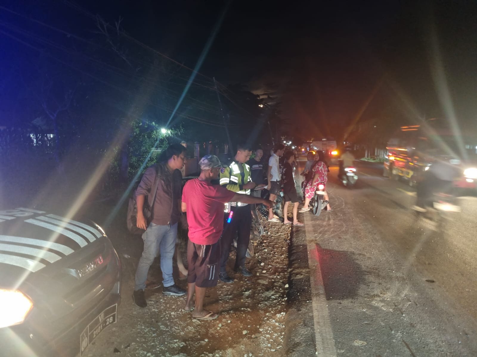 Polisi melakukan olah TKP kecelakaan di Jalan Raya Sungai Batang, Kecamatan Sungai Pinyuh, Kabupaten Mempawah, Selasa 2 Juni 2026 malam.