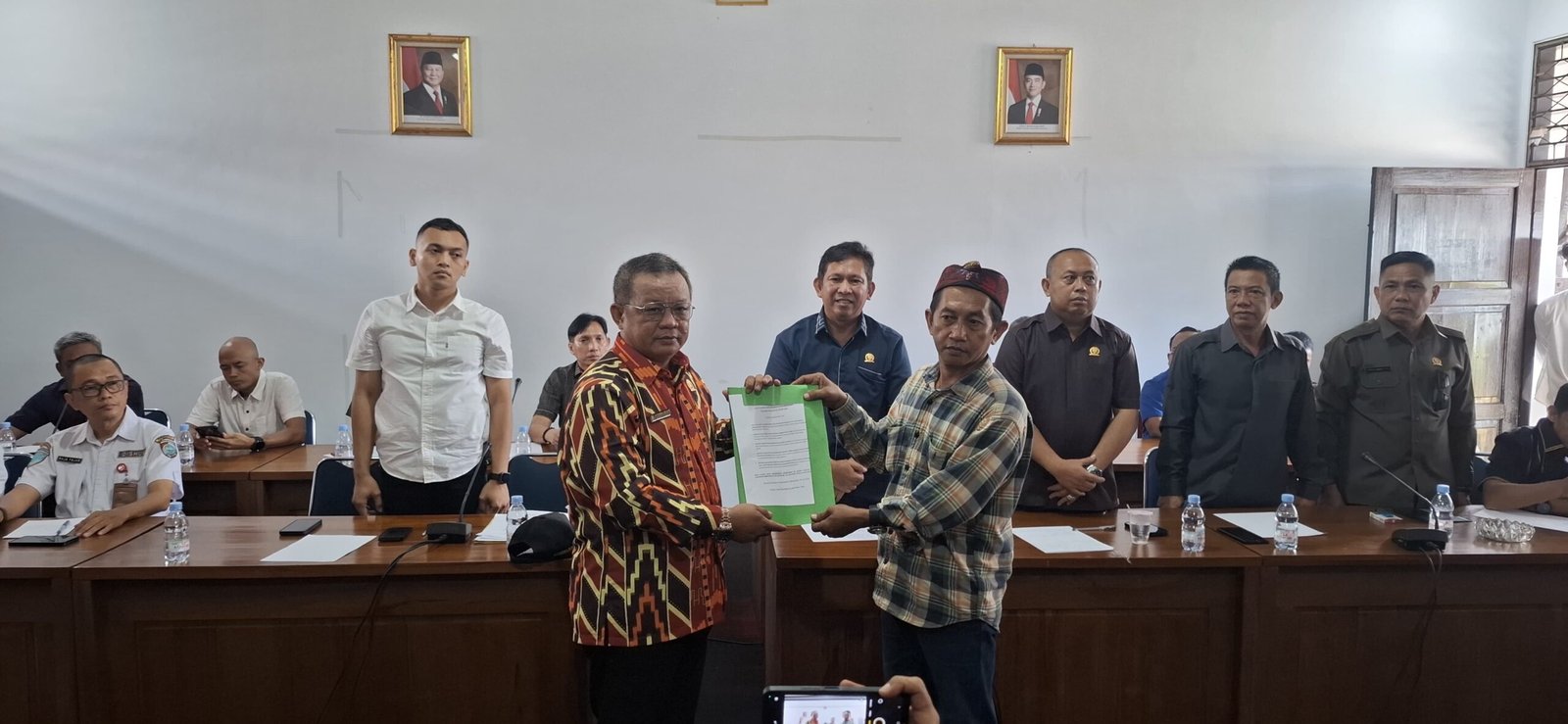 Setelah orasi demo di DPRD, sopir truk menyampaikan beberapa poin penting lewat audiensi dan akan ditindaklanjuti oleh lembaga DPRD.