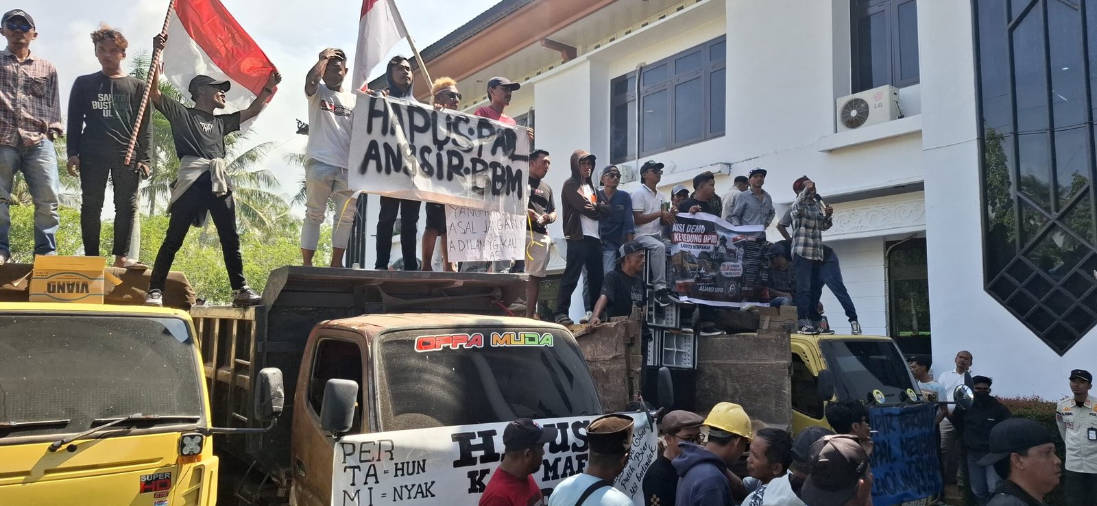 Sopir truk demo di DPRD Kabupaten Mempawah menyampaikan aspirasinya terkait masalah solar subsidi.