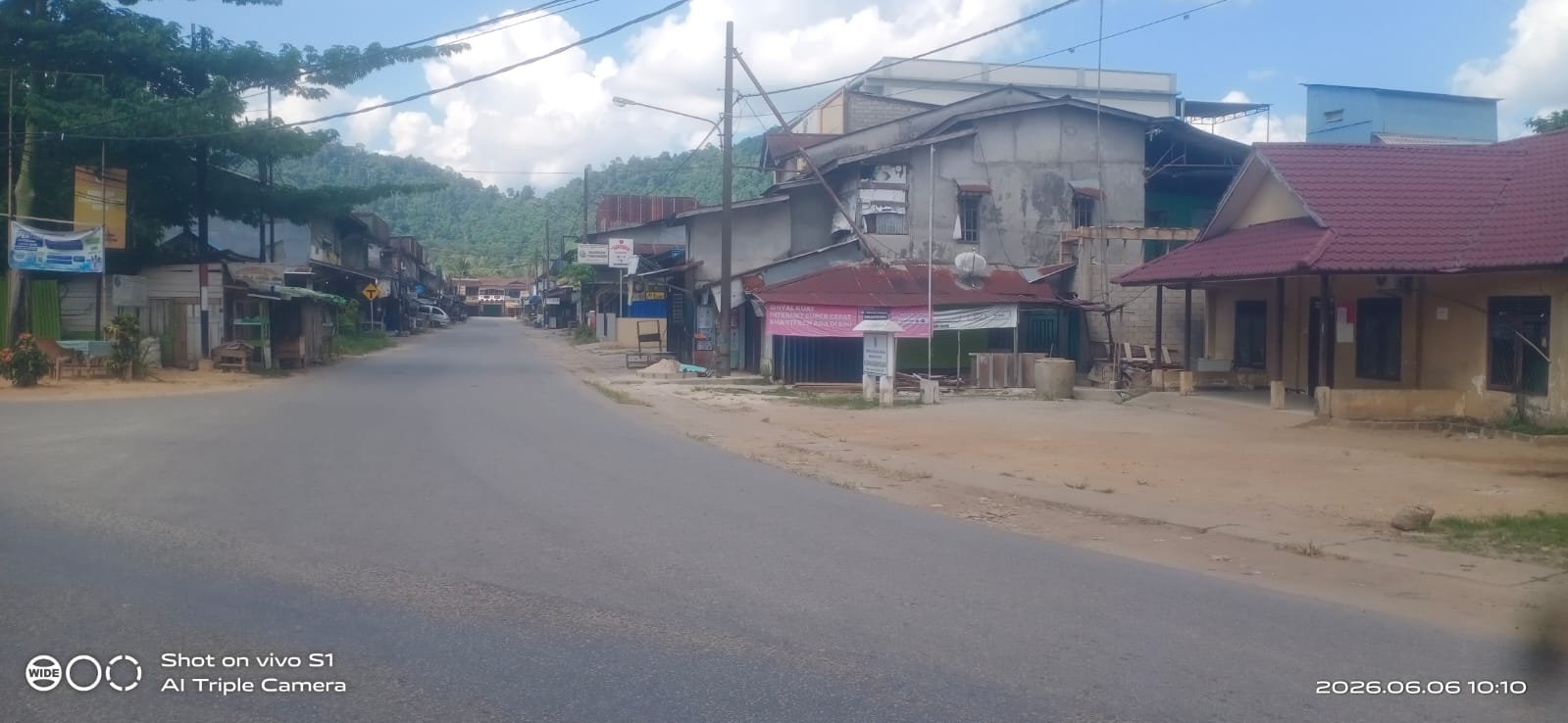 Situasi di pasar Anjongan sepi karena masyarakat melaksanakan pantang Balala'.