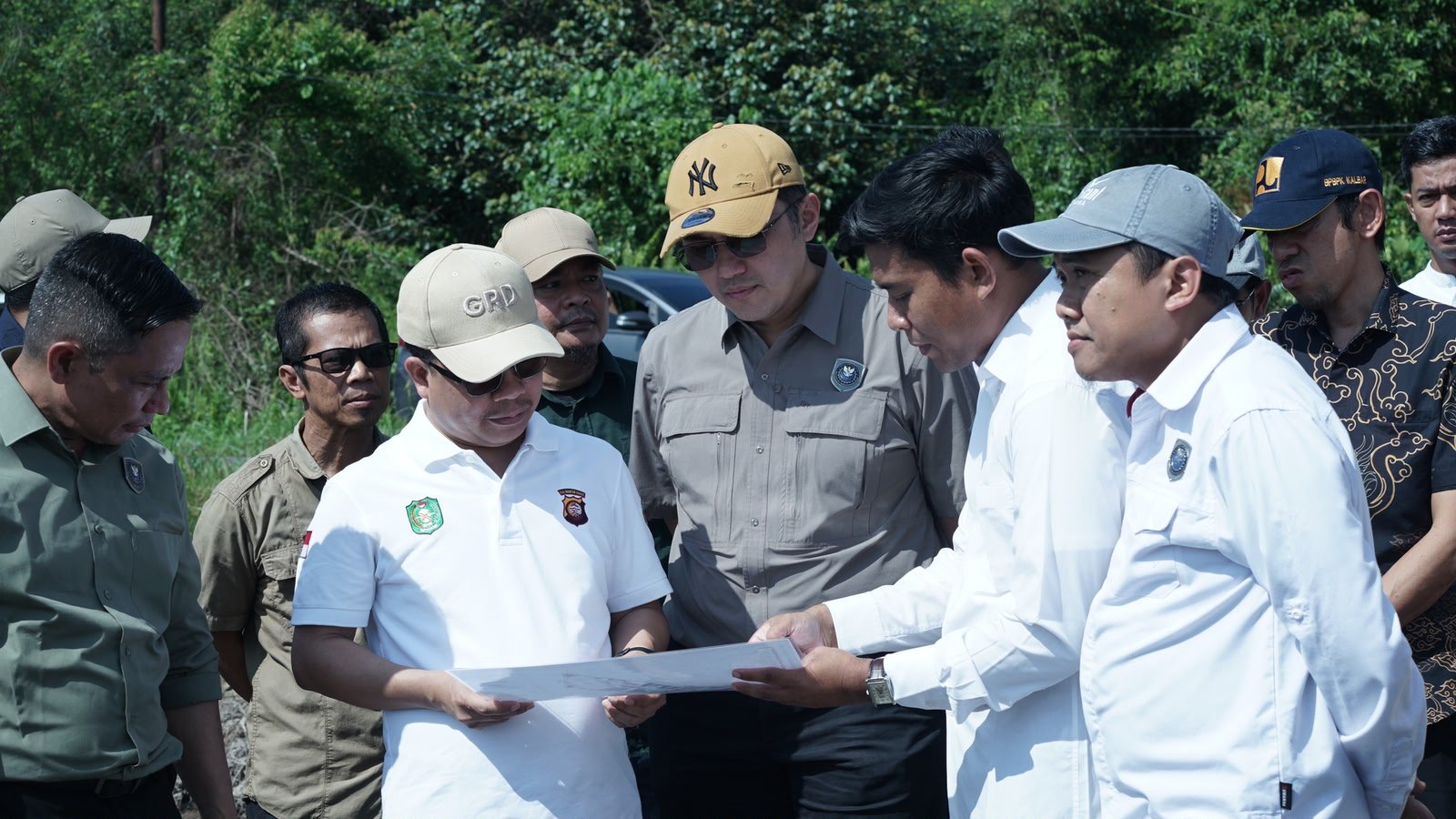 Bupati Sambas dan Herzaky saat meninjau lokasi pembangunan Sekolah Rakyat di Jalan Penakalan, Desa Jagur.