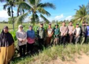 Kapolsek Sungai Pinyuh, AKP Agus Suryana meninjau program ketahanan pangan di Desa Sungai Batang/Foto Jejaring Kalbar