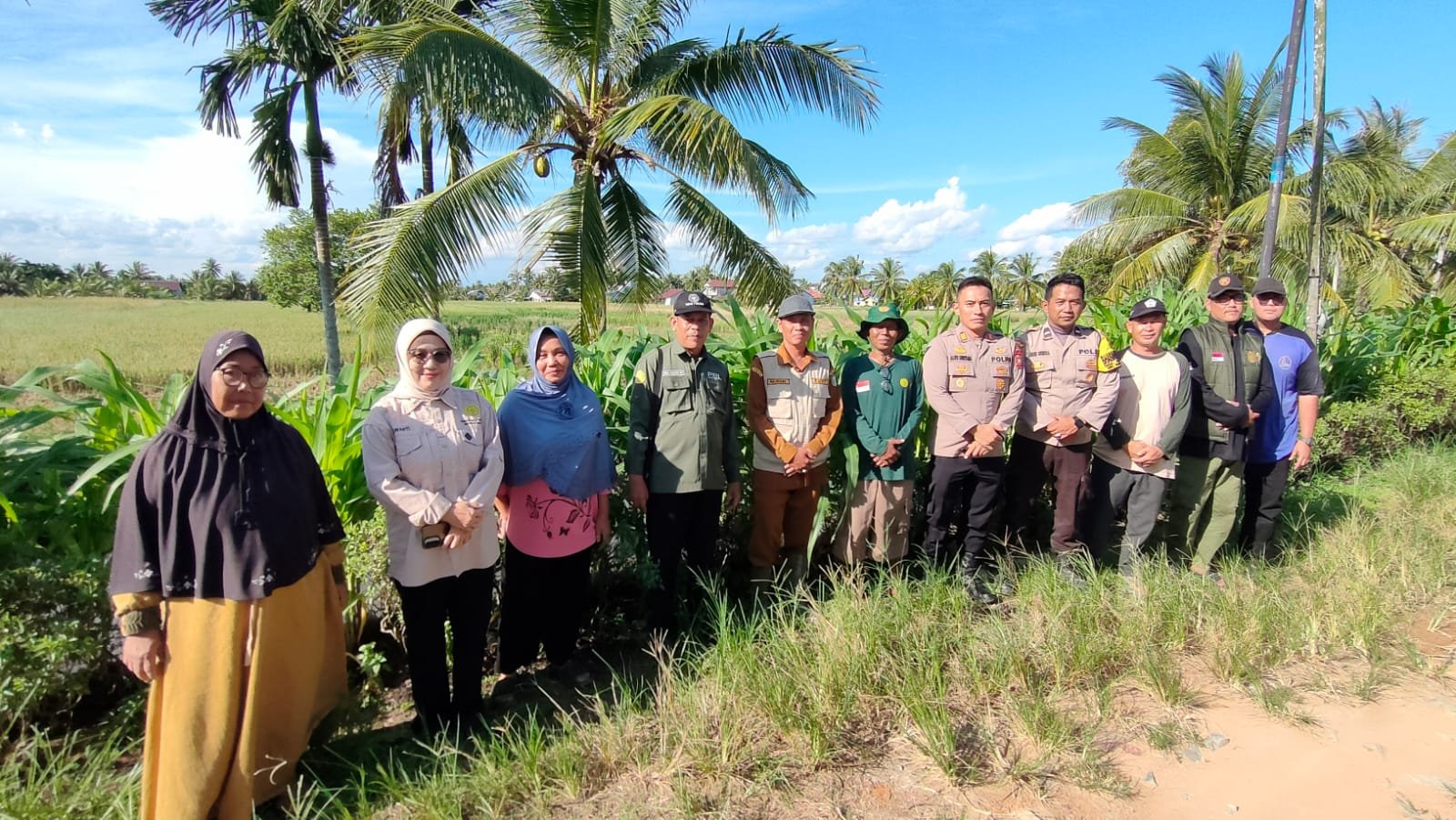 Kapolsek Sungai Pinyuh, AKP Agus Suryana meninjau program ketahanan pangan di Desa Sungai Batang/Foto Jejaring Kalbar