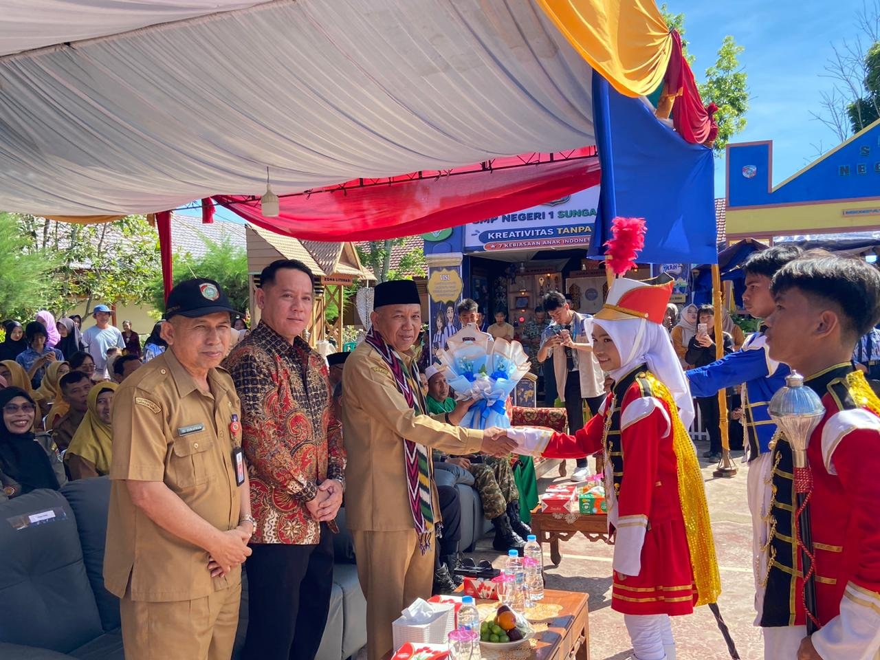 Anggota DPRD Kabupaten Mempawah, Ahmadi mendampingi Wakil Bupati di acara Gebyar Kreativitas Sekolah.