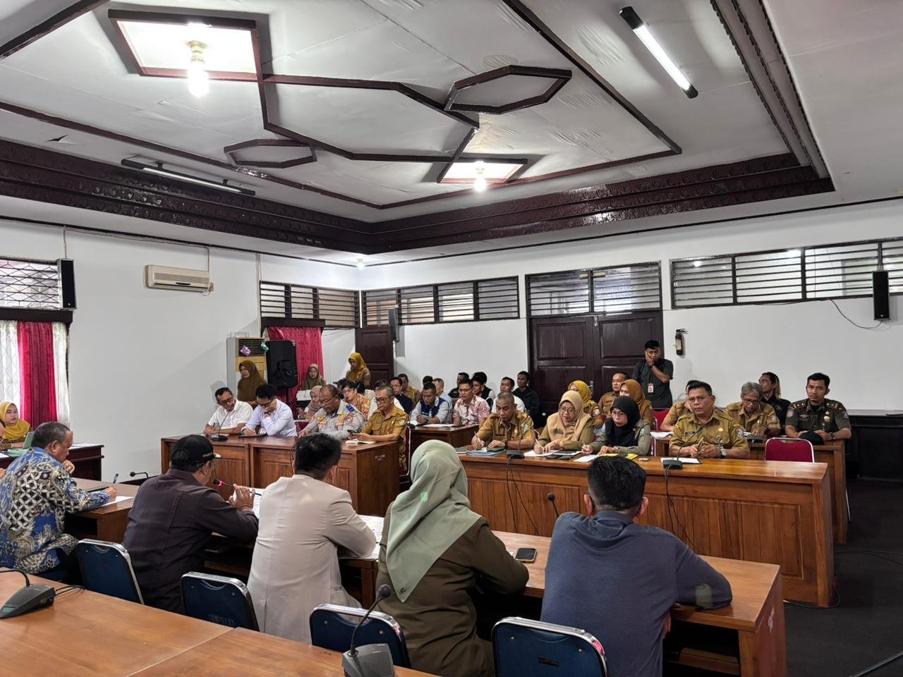 Rapat kerja membahas solar subsidi di Kabupaten Mempawah bersama lintas sektoral.