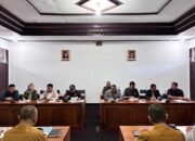 DPRD dan sejumlah pihak terkait melaksanakan rapat kerja membahas solar subsidi untuk nelayan dan petani.