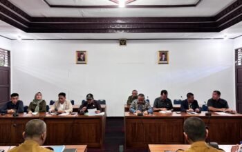 DPRD dan sejumlah pihak terkait melaksanakan rapat kerja membahas solar subsidi untuk nelayan dan petani.