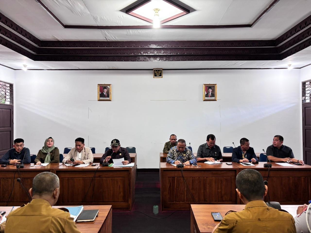DPRD dan sejumlah pihak terkait melaksanakan rapat kerja membahas solar subsidi untuk nelayan dan petani.