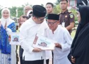 Bupati Sambas, Satono menyerahkan hadiah umrah gratis kepada guru ngaji, iman masjid dan pengurus jenazah di momen peringatan Tahun Baru Islam.