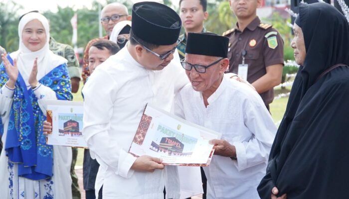 Pemkab Sambas Beri Hadiah Umrah untuk Guru Ngaji, Imam Masjid, dan Pengurus Jenazah