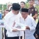 Bupati Sambas, Satono menyerahkan hadiah umrah gratis kepada guru ngaji, iman masjid dan pengurus jenazah di momen peringatan Tahun Baru Islam.