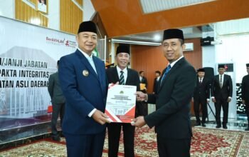 Pelantikan pejabat eselon II oleh Bupati Ketapang.