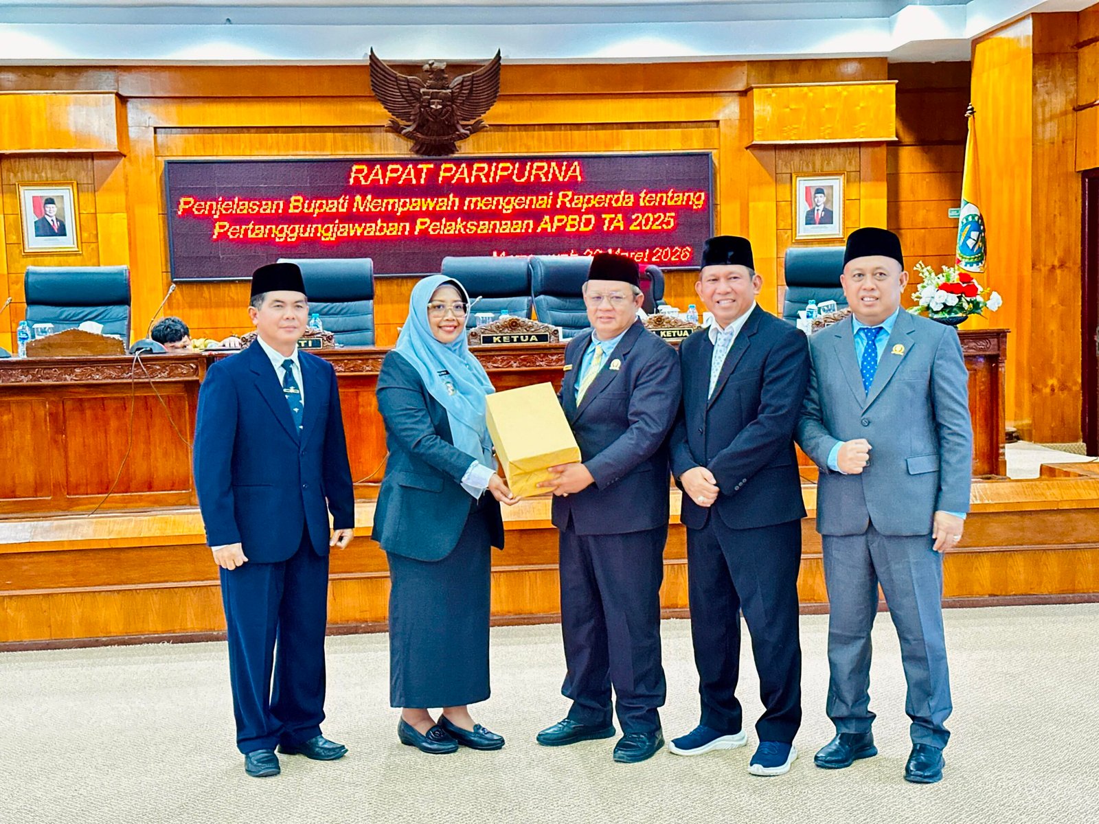 Selesai sidang paripurna DPRD, Bupati Mempawah, Erlina menyerahkan nota pertanggungjawaban APBD 2025.