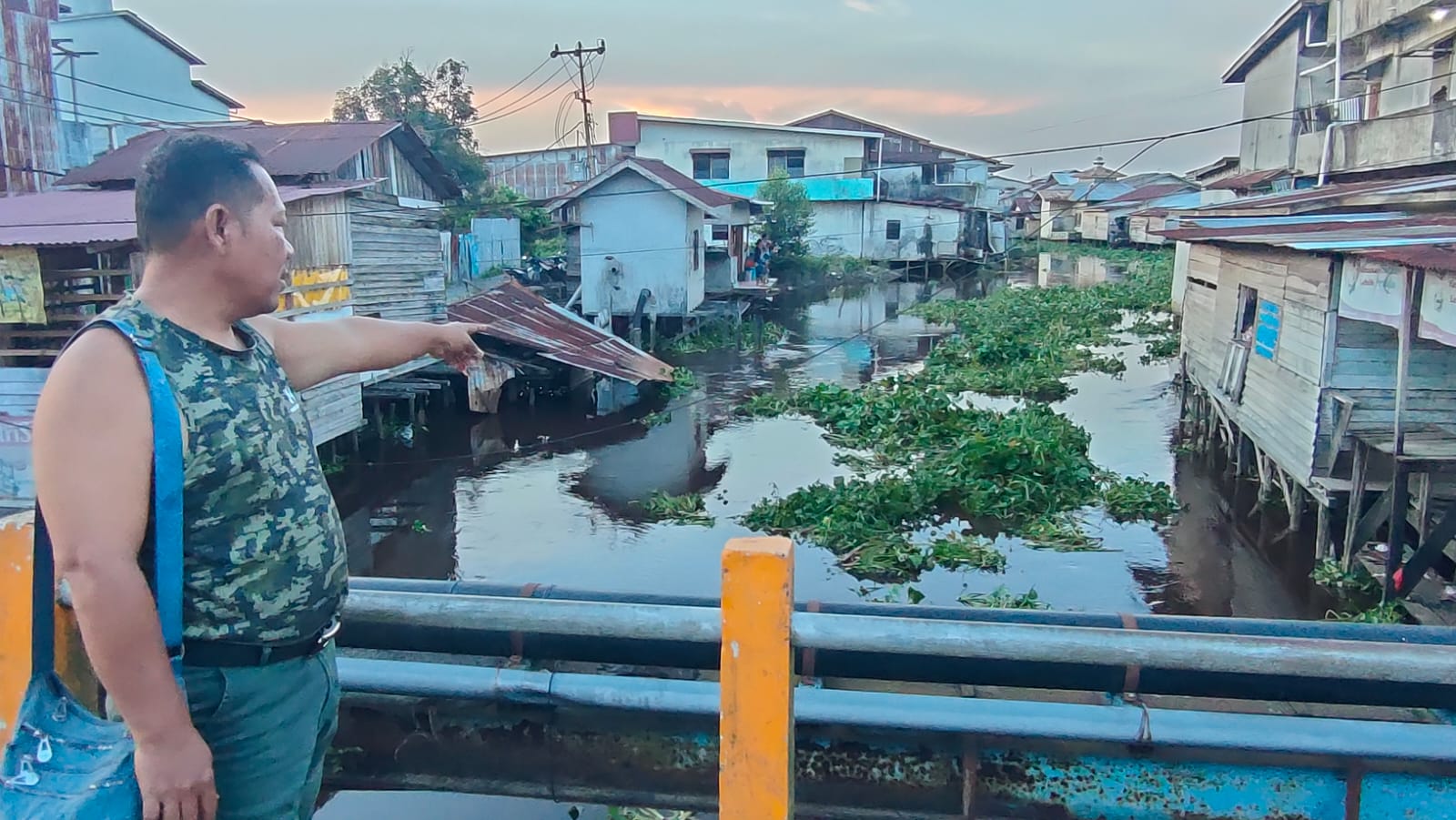 Kumpai dan Eceng Gondok Penuhi Sungai Jalan Pancasila Pinyuh, Pipa Air Warga Rusak