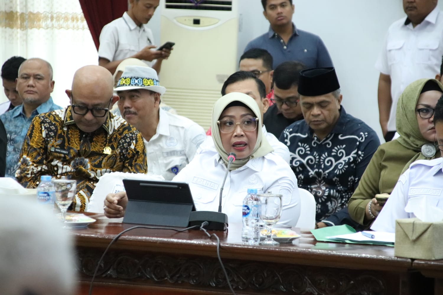 Bupati Mempawah, Erlina memberikan paparan dalam kunjungan Panja Komisi II DPR RI.