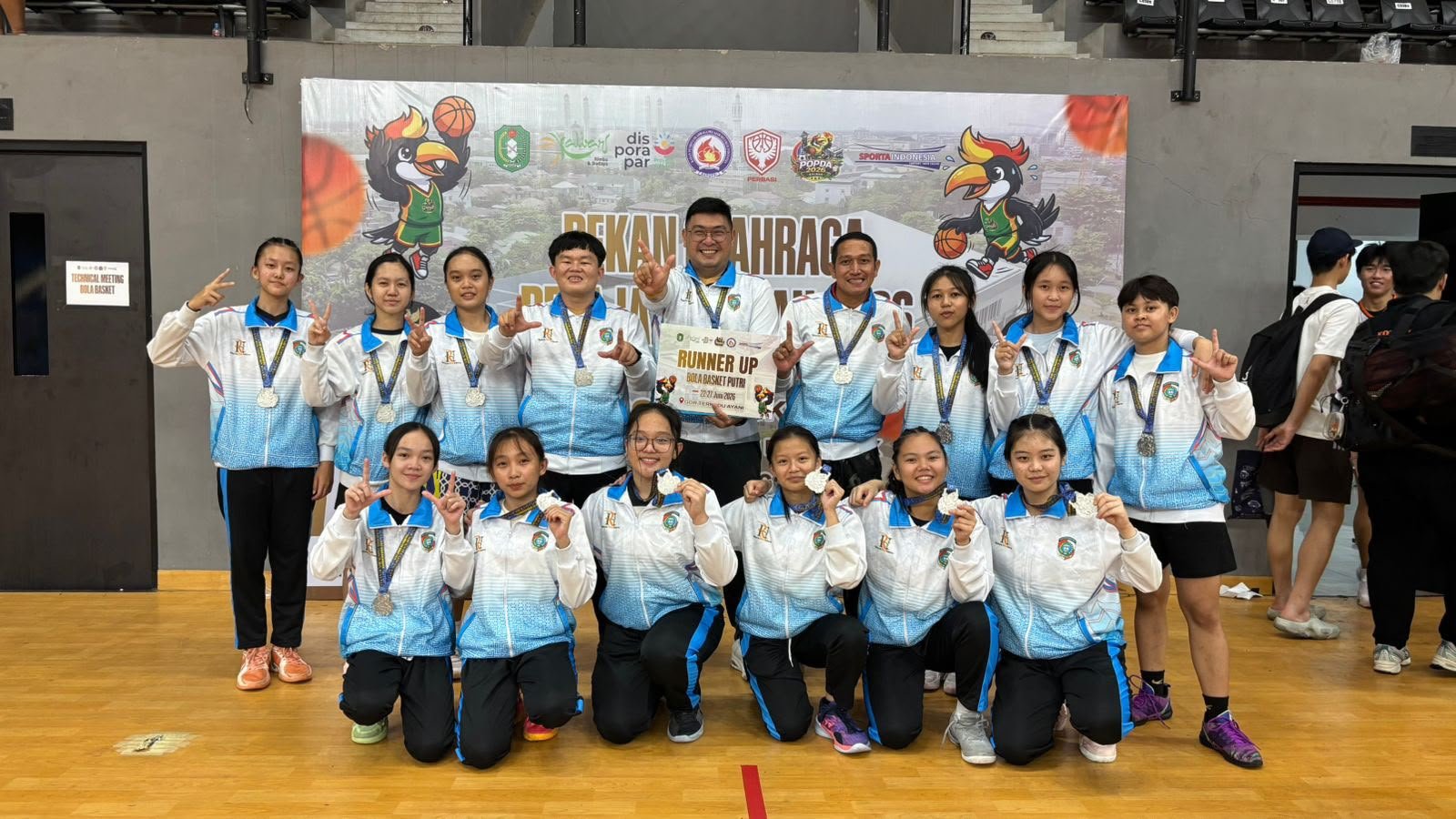 Tim basket putri Kabupaten Mempawah meraih medali perak di final POPDA Kalbar 2026.