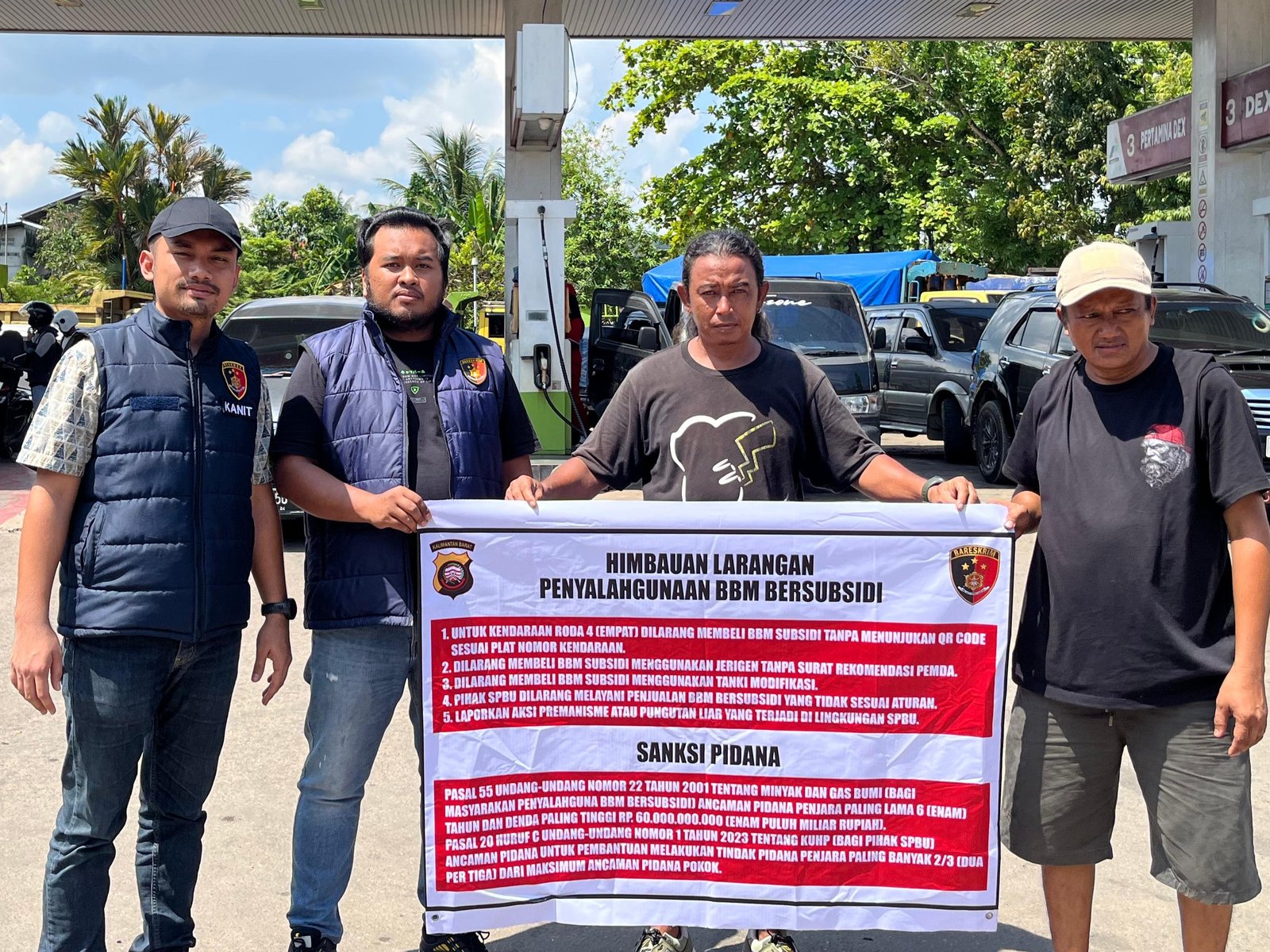 Anggota Polres Mempawah beri imbauan ke pengantre BBM di SPBU.