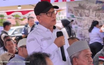 Kepala Dinas Perikanan Peternakan dan Kesehatan Hewan Kabupaten Sambas, Hendy Wijaya saat berdialog dengan masyarakat.