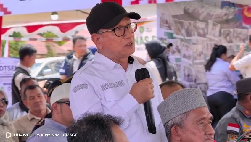 Kepala Dinas Perikanan Peternakan dan Kesehatan Hewan Kabupaten Sambas, Hendy Wijaya saat berdialog dengan masyarakat.