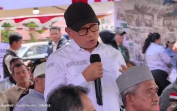 Kepala Dinas Perikanan Peternakan dan Kesehatan Hewan Kabupaten Sambas, Hendy Wijaya saat berdialog dengan masyarakat.