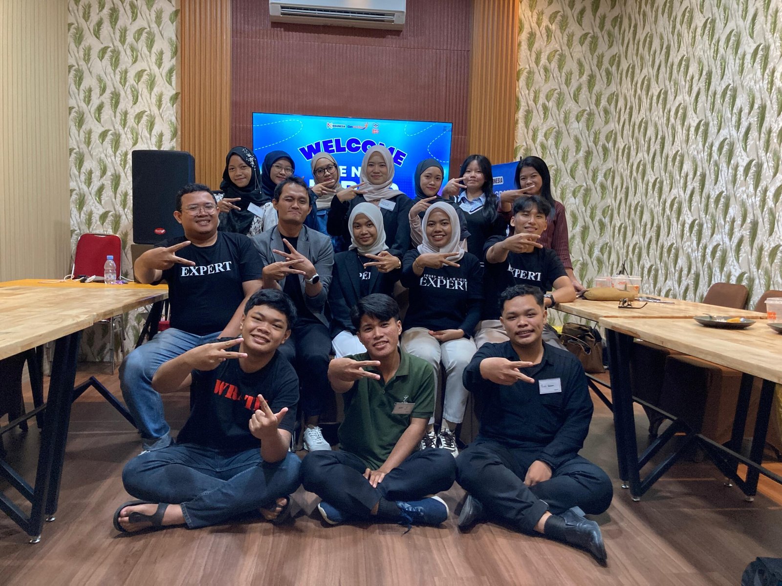 Foto Bersama dalam Agenda First Meet Up Kibar Ambassador Batch 10, yang diselenggarakan di Gara Gara Coffee, Pontianak, Sabtu (13/06/2026)