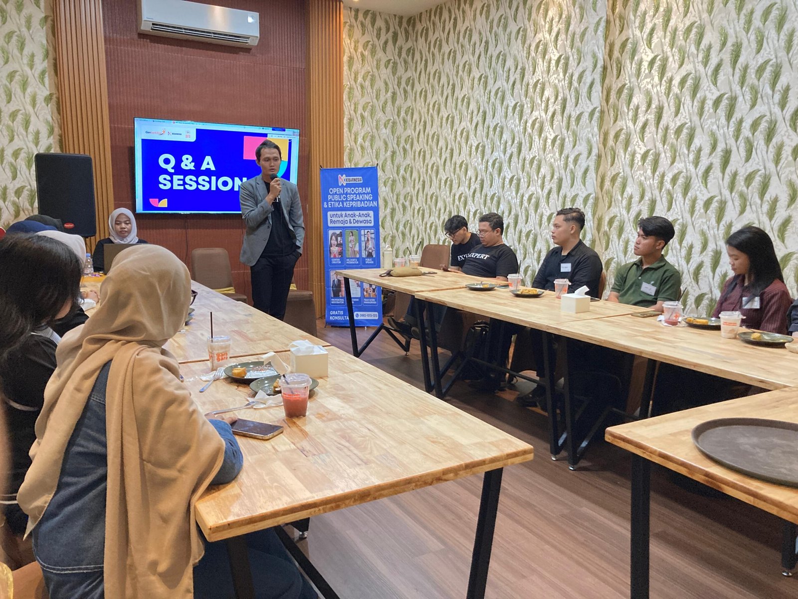 PIC Program Kibar Ambassador Batch 10, Wisnunandar Dwi Santoso, saat memberikan paparan closing pada Agenda First Meet Up Kibar Ambassador Batch 10, di Gara Gara Coffee, Pontianak, Sabtu (13/06/2026)