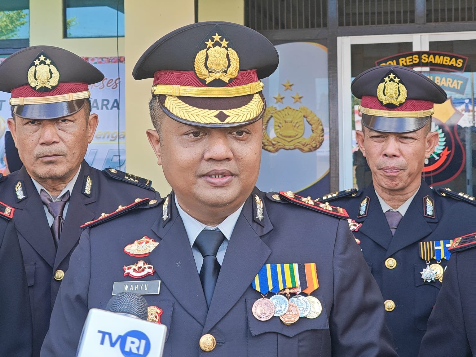 AKBP Wahyu Jati Wibowo (tengah) saat diwawancarai, Rabu 1 Juli 2026/Foto Jejaring Kalbar