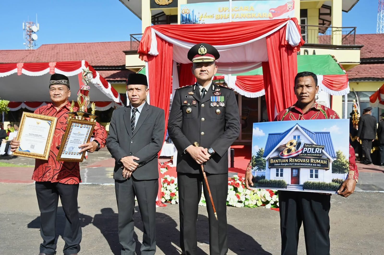 Kapolres Ketapang memberikan penghargaan kepada masyarakat saat Hari Bhayangkara ke-80