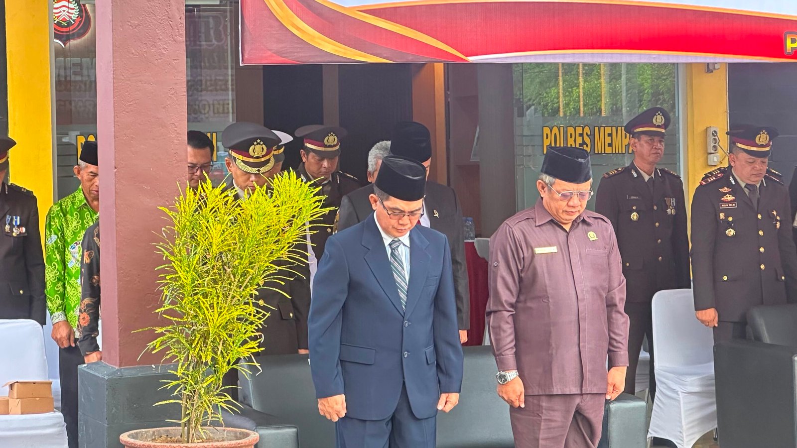 Ketua DPRD Mempawah, Safruddin Asra menghadiri upacara peringatan HUT Bhayangkara ke-80 di Polres Mempawah.