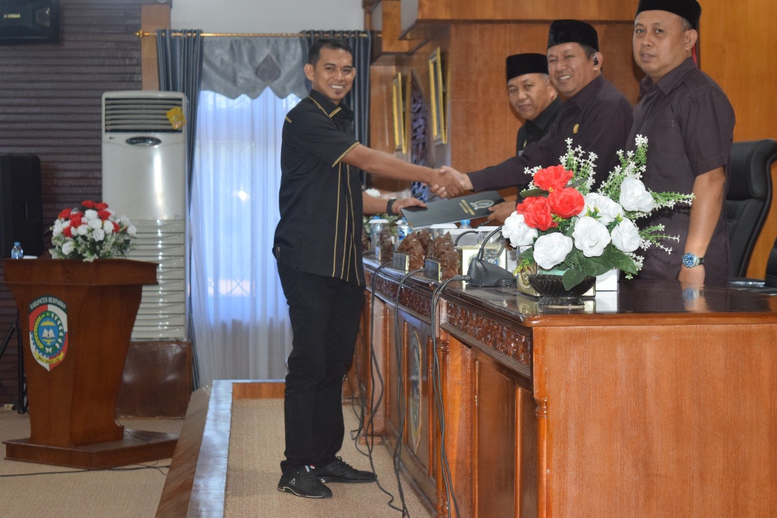 Juru bicara fraksi Hanura dan PPP, DPRD Kabupaten Mempawah, Choirussaib.